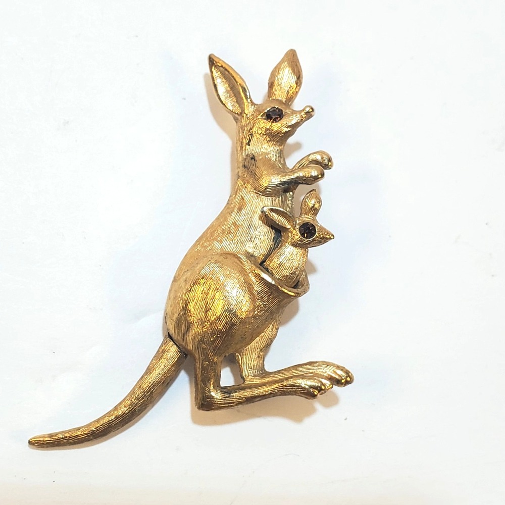Vintage Avon Gold Tone Brushed Metal Mechanical Kangaroo and Joey Brooch Pin